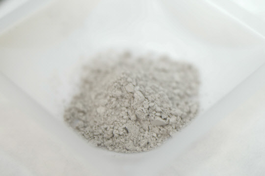 전기연과 금오공대가 개발한 전고체전지 고체전해질용 '황화실리콘' 모습  전기연 제공